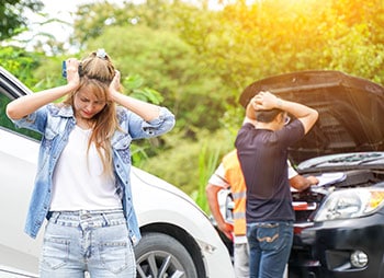 Image shows Car accident victims in Chicago discussing vehicle damage